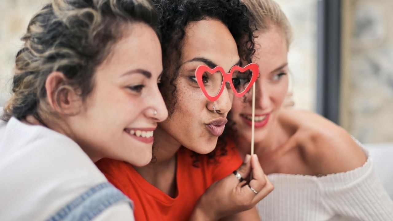 3 barátnő mókázik, fotó: pexels