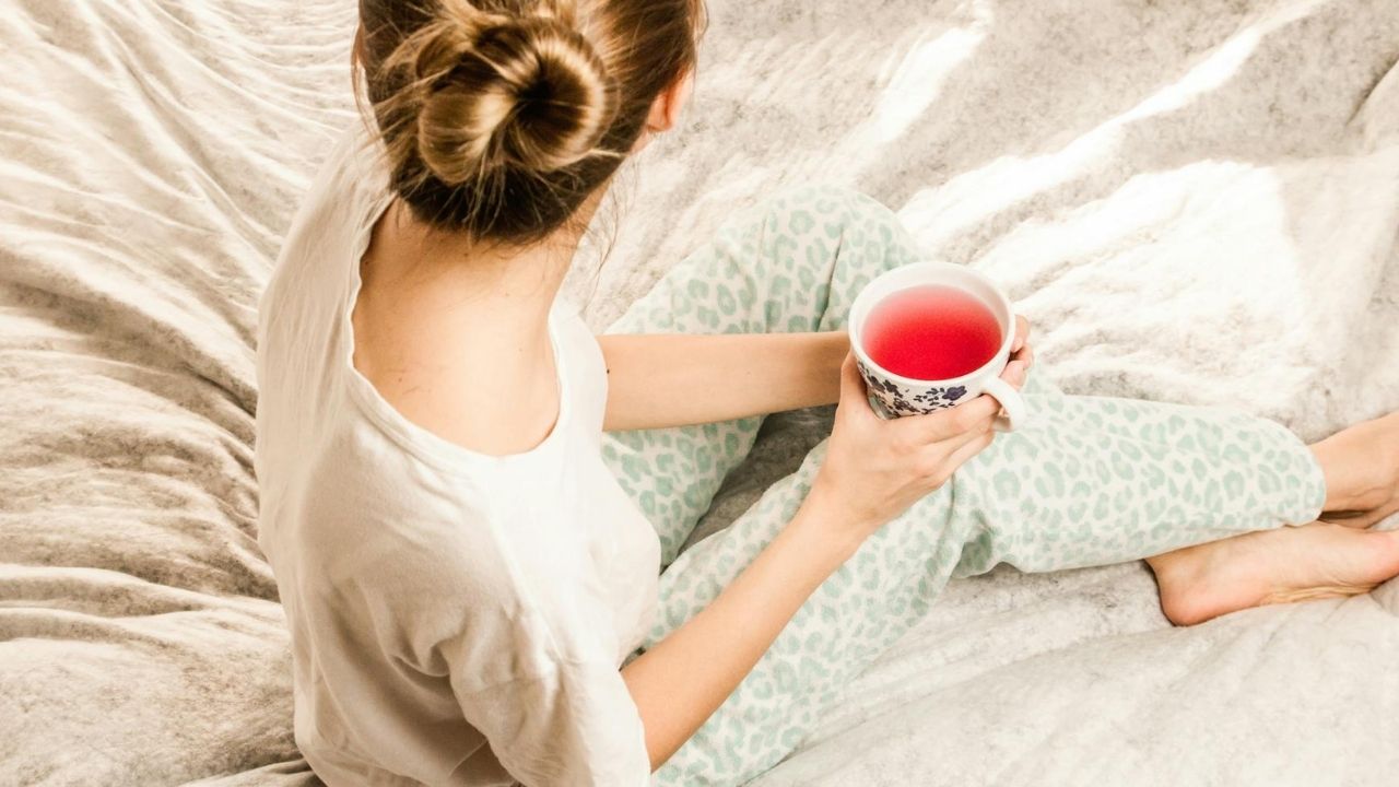 bed rotting, lustálkodó nő, fotó: pexels