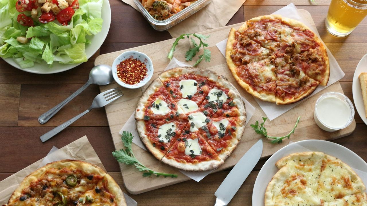 pizza és saláta asztalon, fotó: unsplash