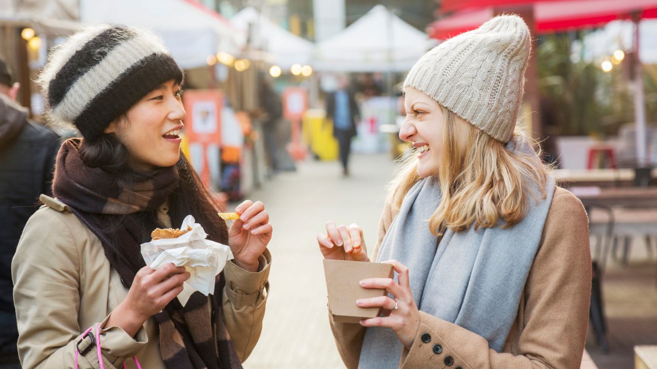 street food, két nő beszélget, fotó: Getty Images