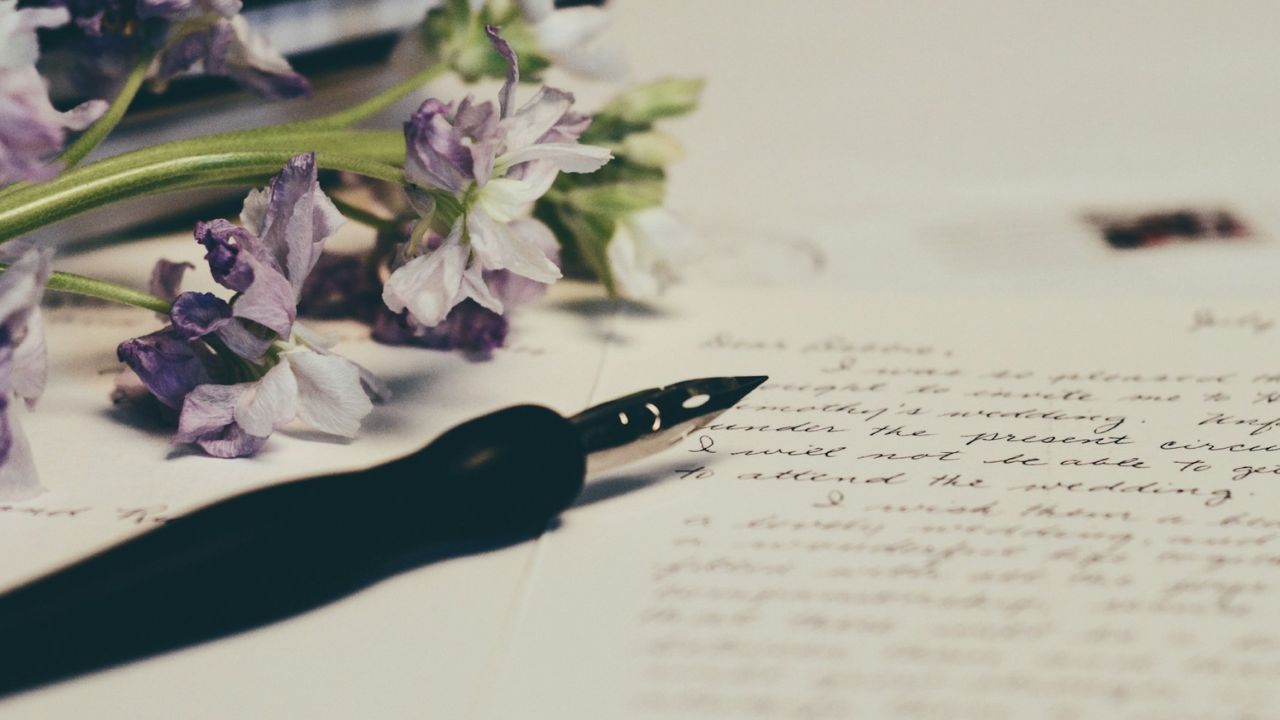 szerelmes levél virággal, fotó: Unsplash