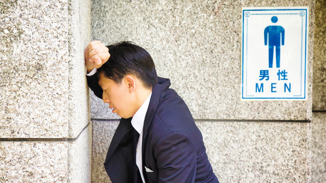 japán vécé előtt férfi, fotó: Getty Images