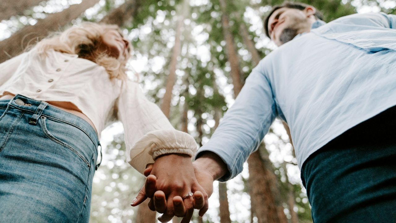 pár kézenfogva, fotó: Unsplash