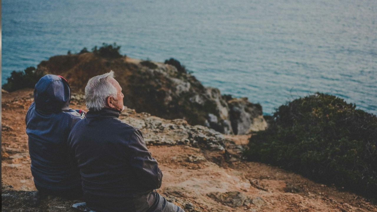 idős pár tengernél, fotó: unsplash