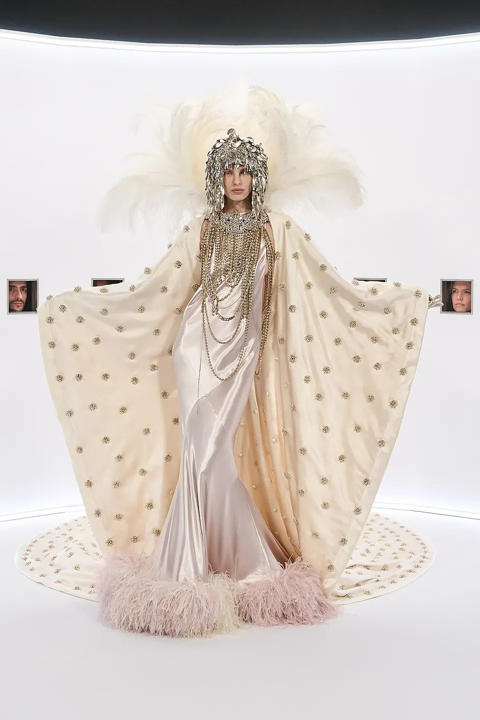 Modell a párizsi Haute Coute divathéten