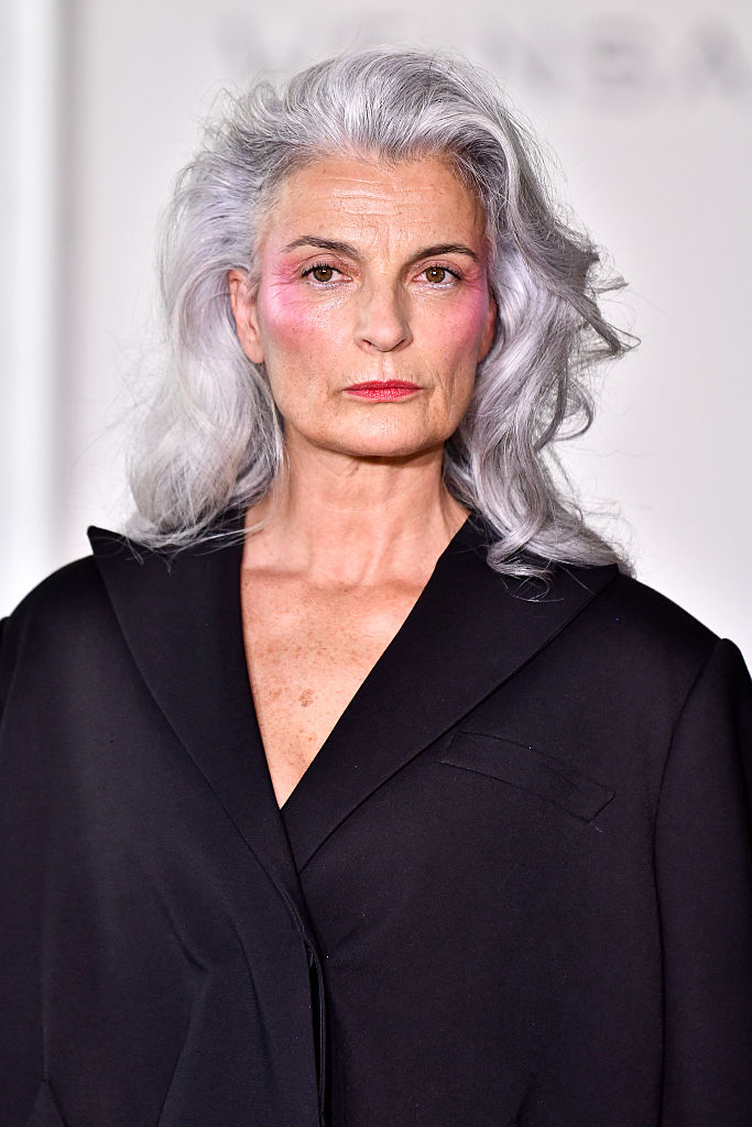 Hangsúlyos arcpírt viselő modell