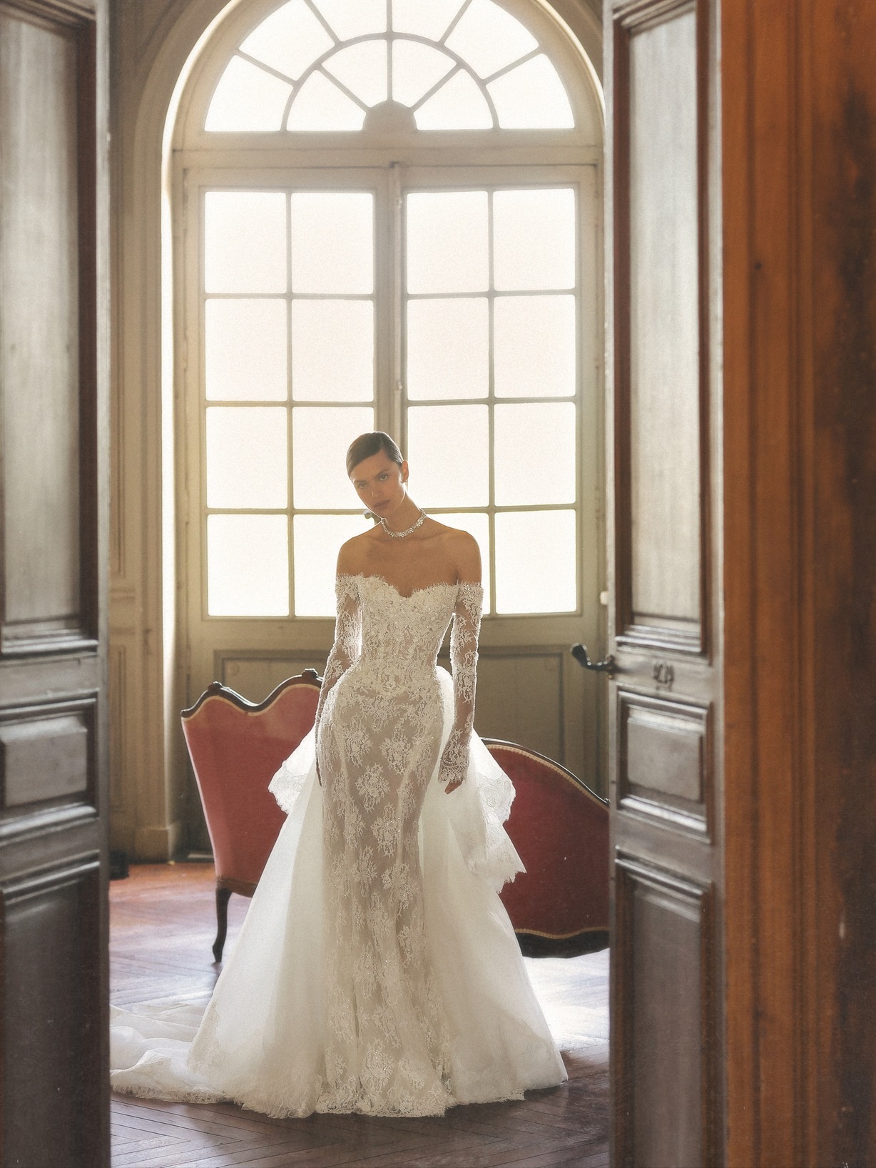 WONÁ Concept menyasszonyi ruhát viselő modell