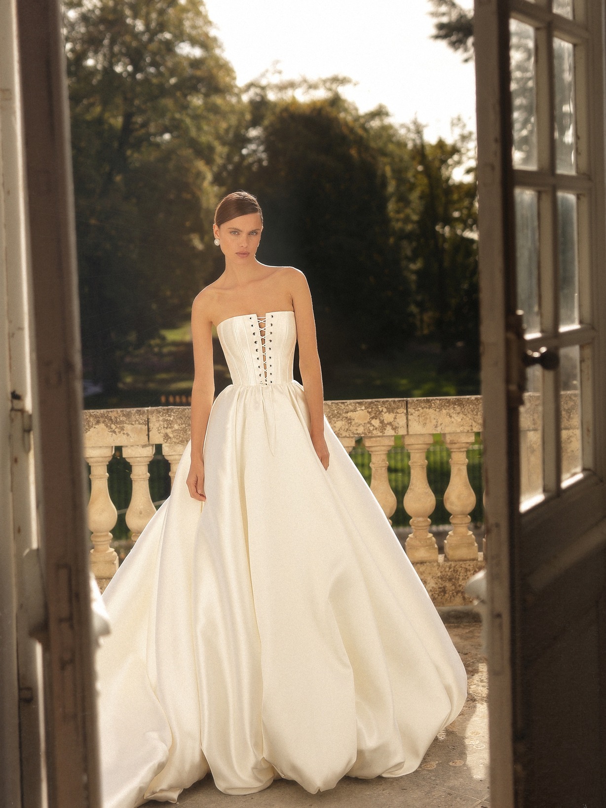 WONÁ Concept menyasszonyi ruhát viselő modell