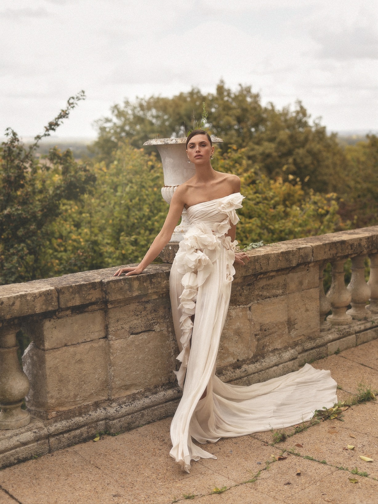 WONÁ Concept menyasszonyi ruhát viselő modell