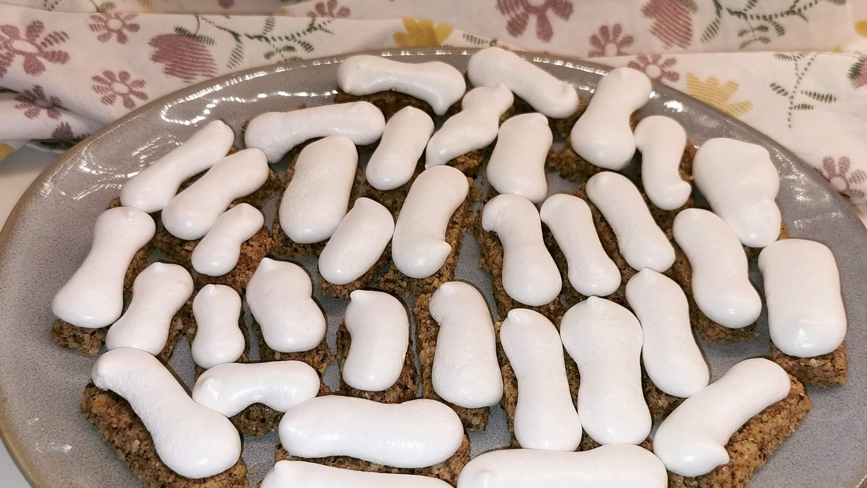 Dió, cukor, tojás – három alapanyagból készül a nagyik legfinomabb sütije, a zongorabillentyű