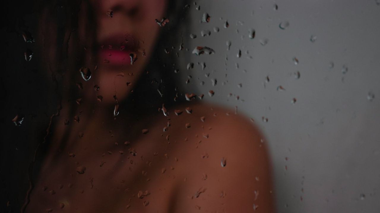 zuhanyzás sötétben, fotó: Unsplash