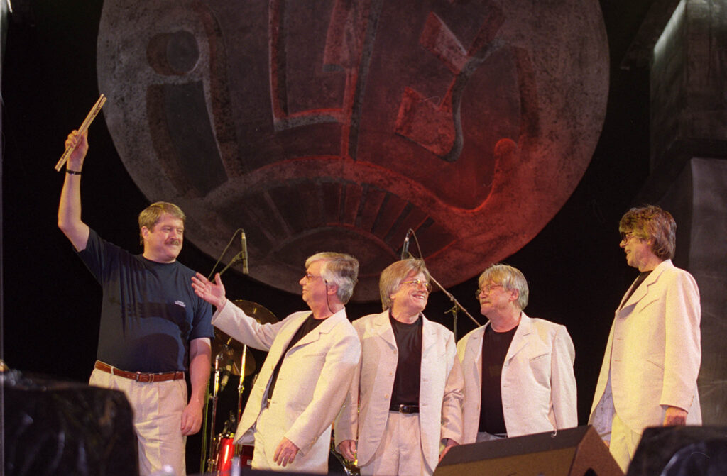 Az ABBA nyomdokain az Illés: jövő áprilisban virtuális koncerten látható a legendás zenekar – Bródy János és Szörényi Levente az első sorból nézi majd 25 évvel fiatalabb önmagát