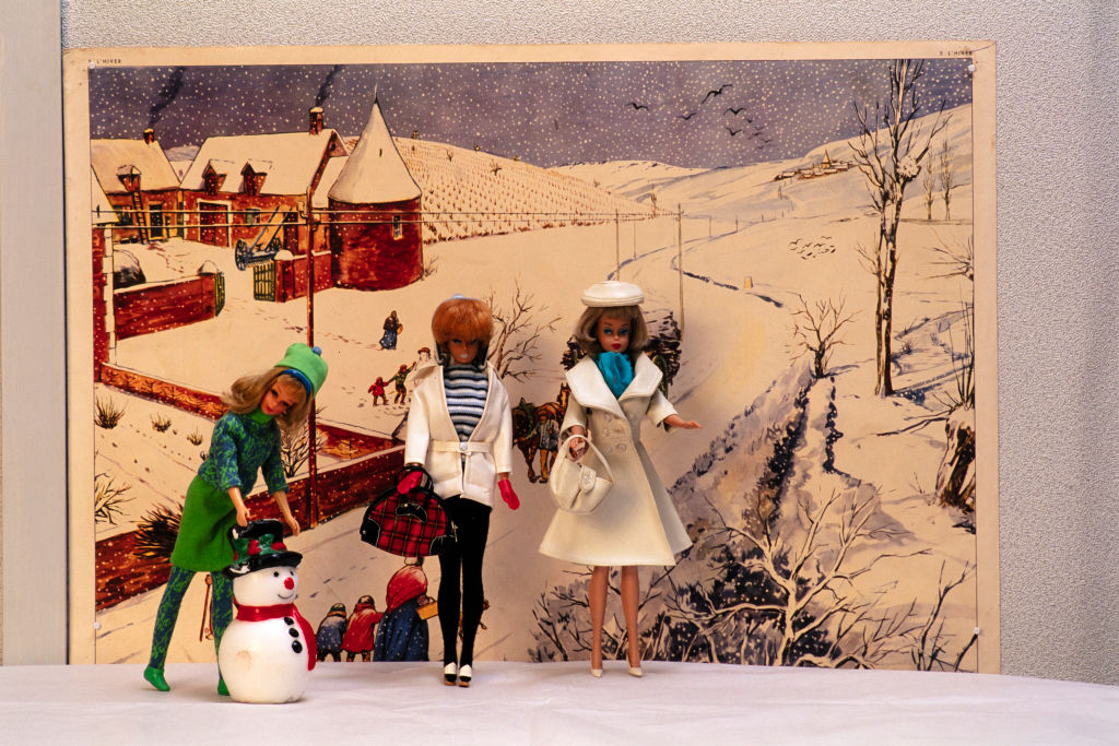 Az 1966-os „Francie” babák „Gad-about” ruhában, az 1961-es „Barbie Bubble-cut” „Winter holiday” ruhában és az 1965-ös „Barbie American Girl” „London Tour” ruhában, az 1990-es években.