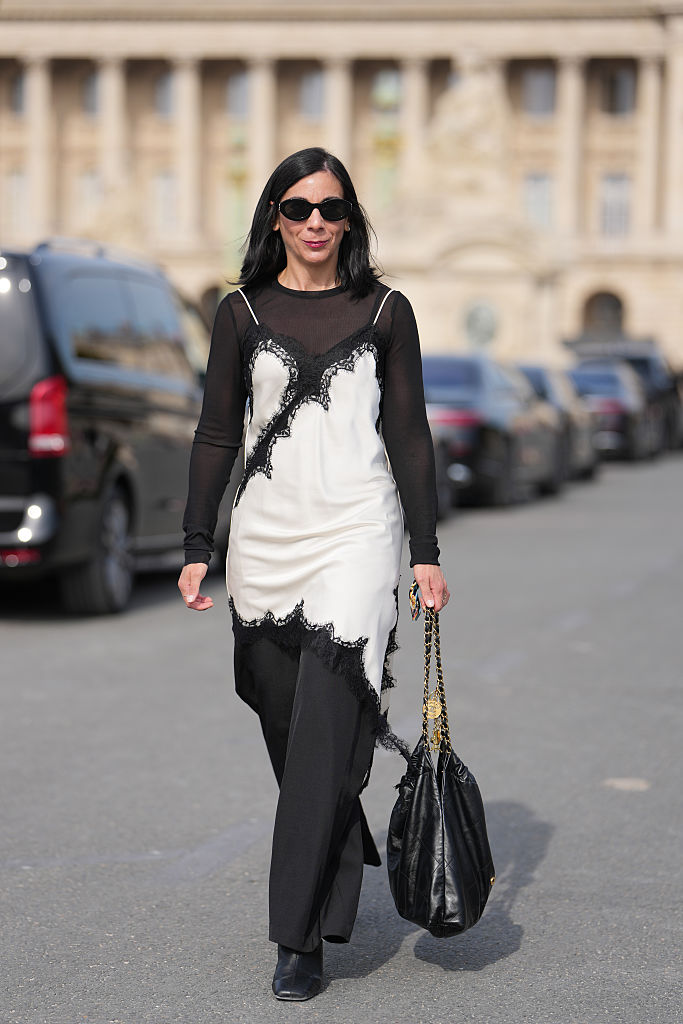 Aszimmetrikus slip dresst viselő nő az utcán