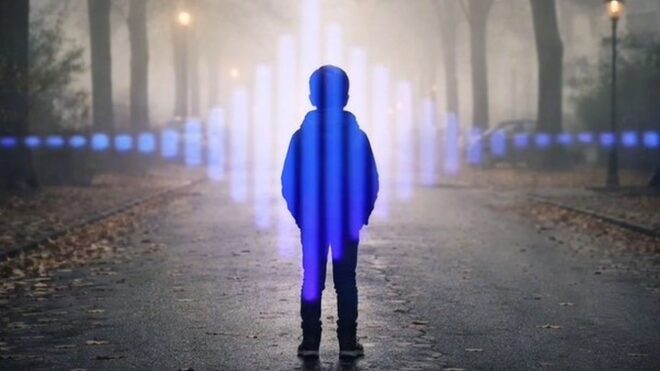 „Van itt egy kisfiú, aki nem találja az apukáját” – ötéves gyerekkel együtt loptak kocsit Budapest mellett – videó