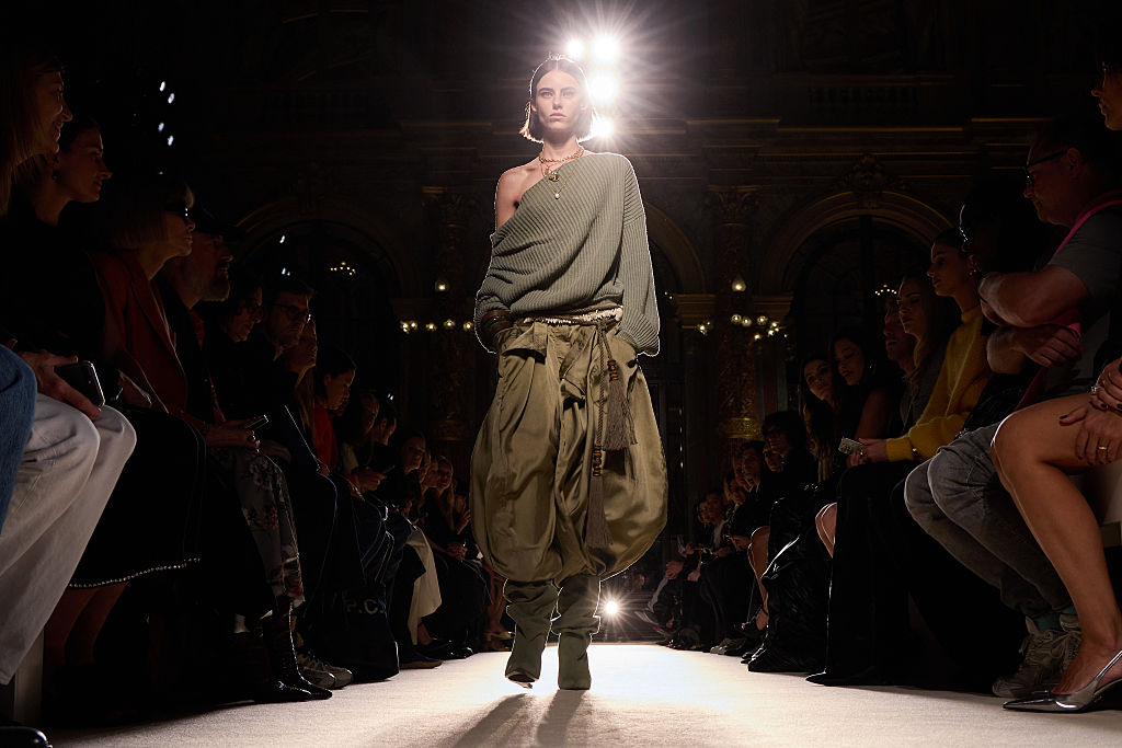 Így hordd a szezon divatját, a ballon nadrágot!