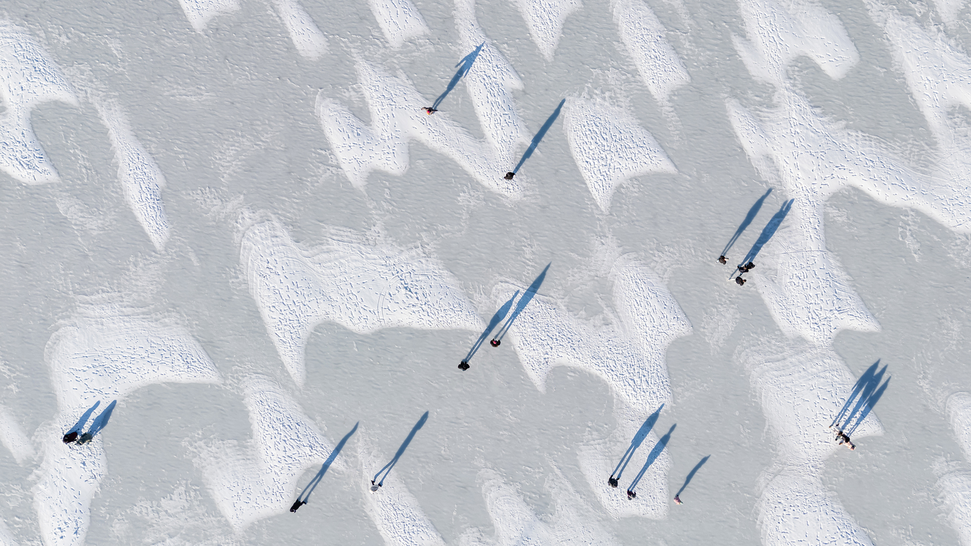 Légifelvételen a korcsolyázók a befagyott Balaton jegén