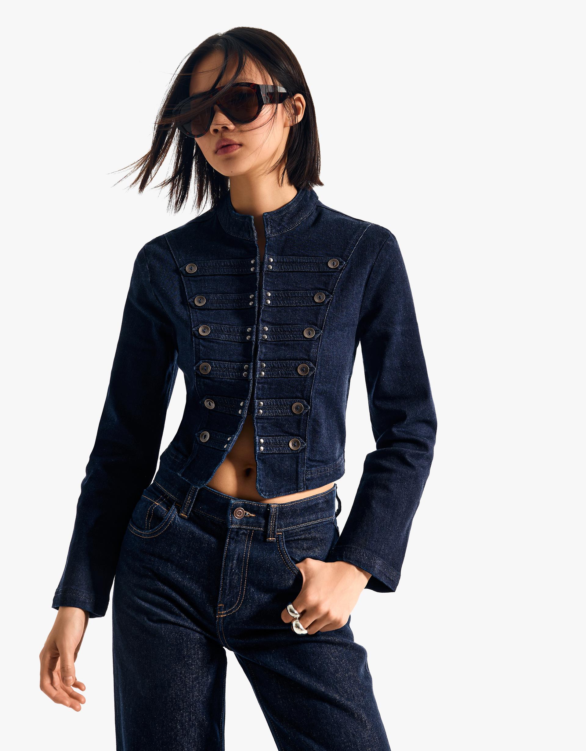 Sötétkék farmerdzsekit viselő modell