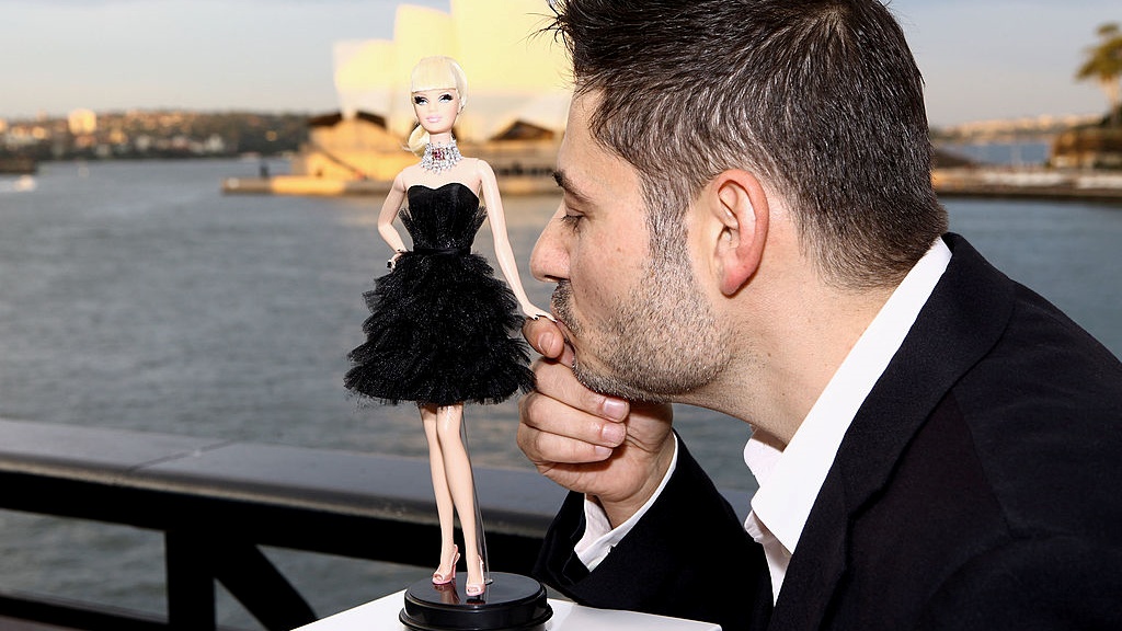 Ékszertervező Stefano Canturi pózol a világ legdrágább Barbie babájával