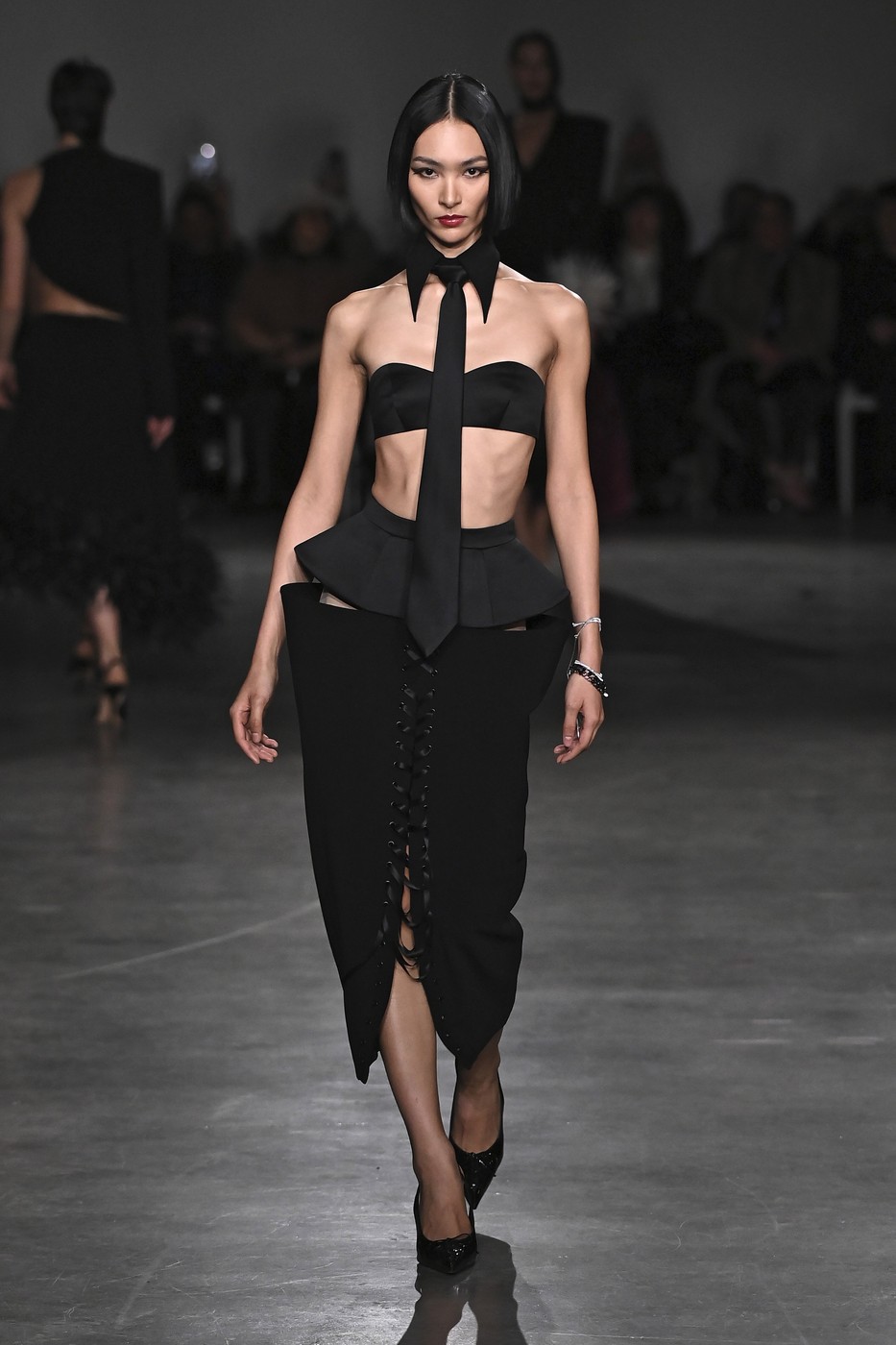 Christian Siriano 2026/27 A/W kollekció egyik modellje a New York-i divathéten