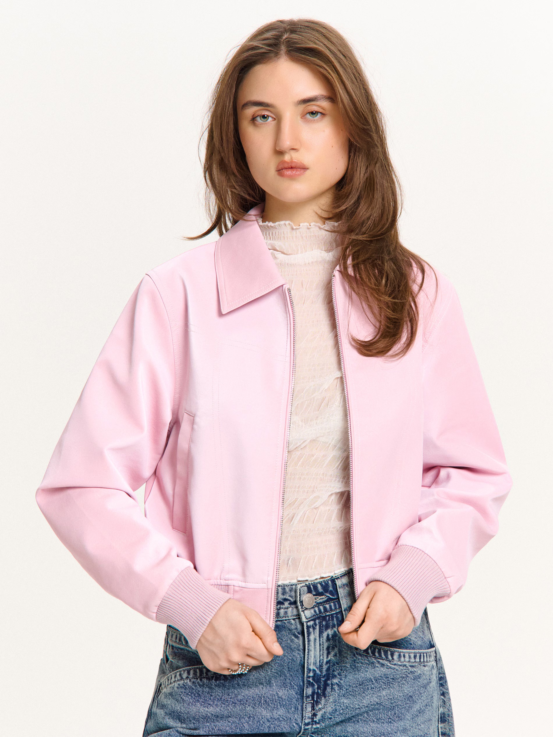 Pasztellszínű bomberdzsekit viselő modell