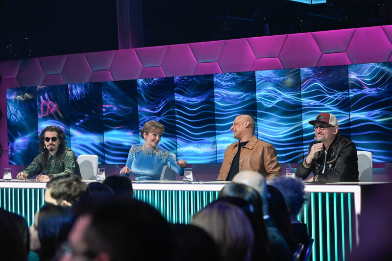 Bekapcsolva maradt Bebe mikrofonja: káromkodott A Dal élő adásában