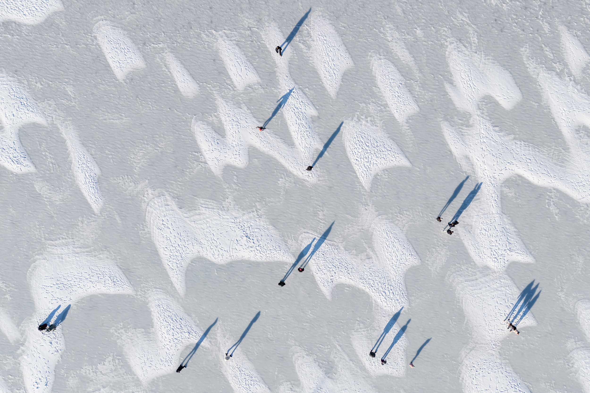 Légifelvételen a korcsolyázók a befagyott Balaton jegén