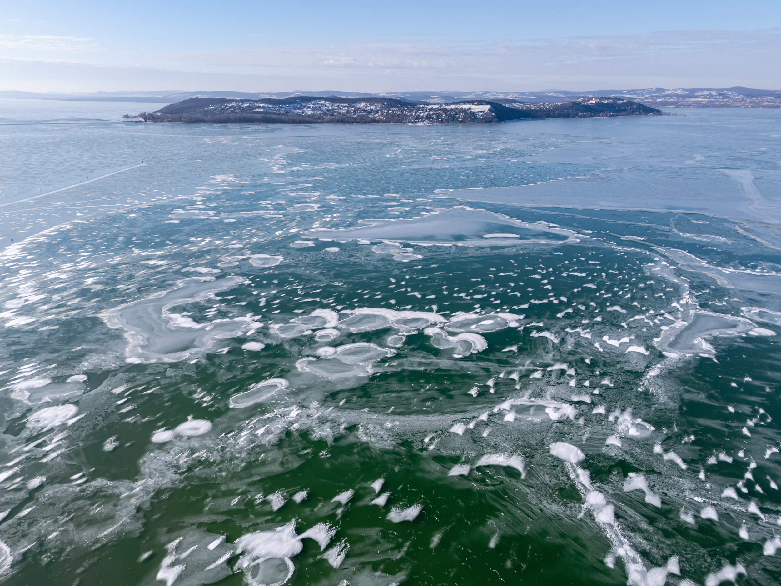 A befagyott Balaton Zamárdinál