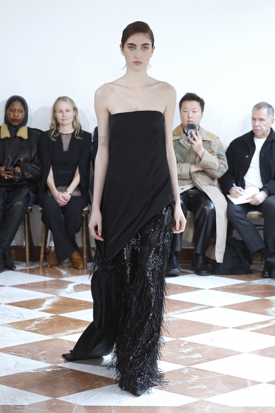 Emilia Wickstead 2026-2027 őszi-téli kollekció egyik modellje