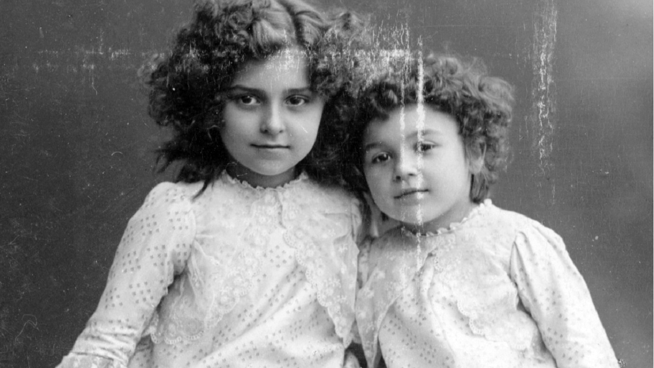 Két kislány régi fényképen