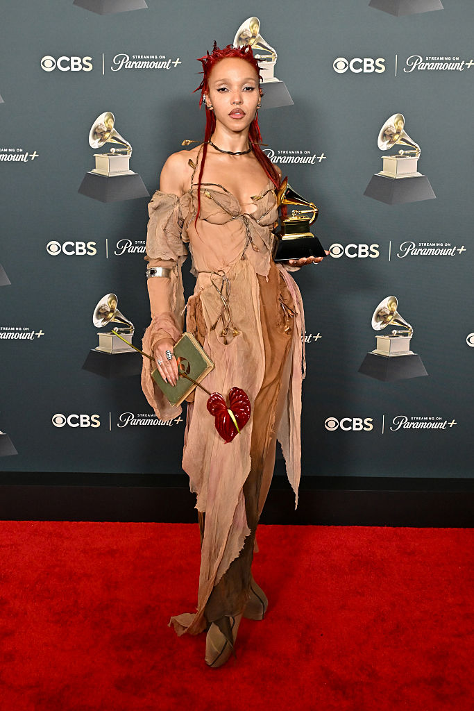 FKA twigs a 2026-os Grammy-gála vörös szőnyegén