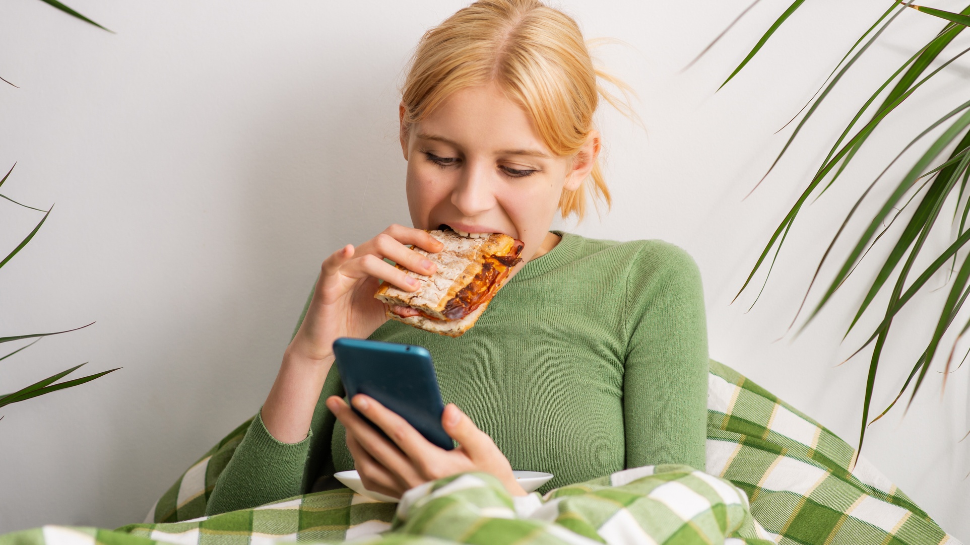 Ágyban eszünk és rettegünk a vendégektől – ijesztő adatok derültek ki a magyarok szokásairól