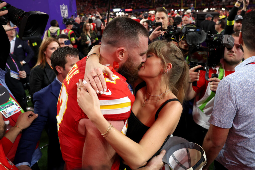 Travis Kelce és Taylor Swift csókja