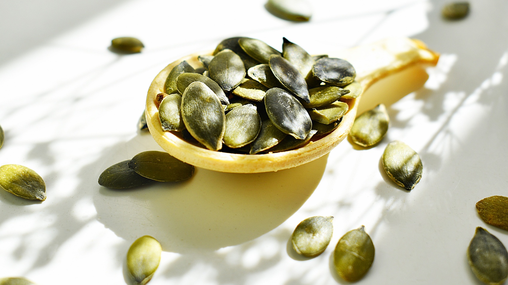 Több vasat tartalmaz, mint a petrezselyem. Naponta egy maréknyi adag támogatja az energiaszintet és az immunitást