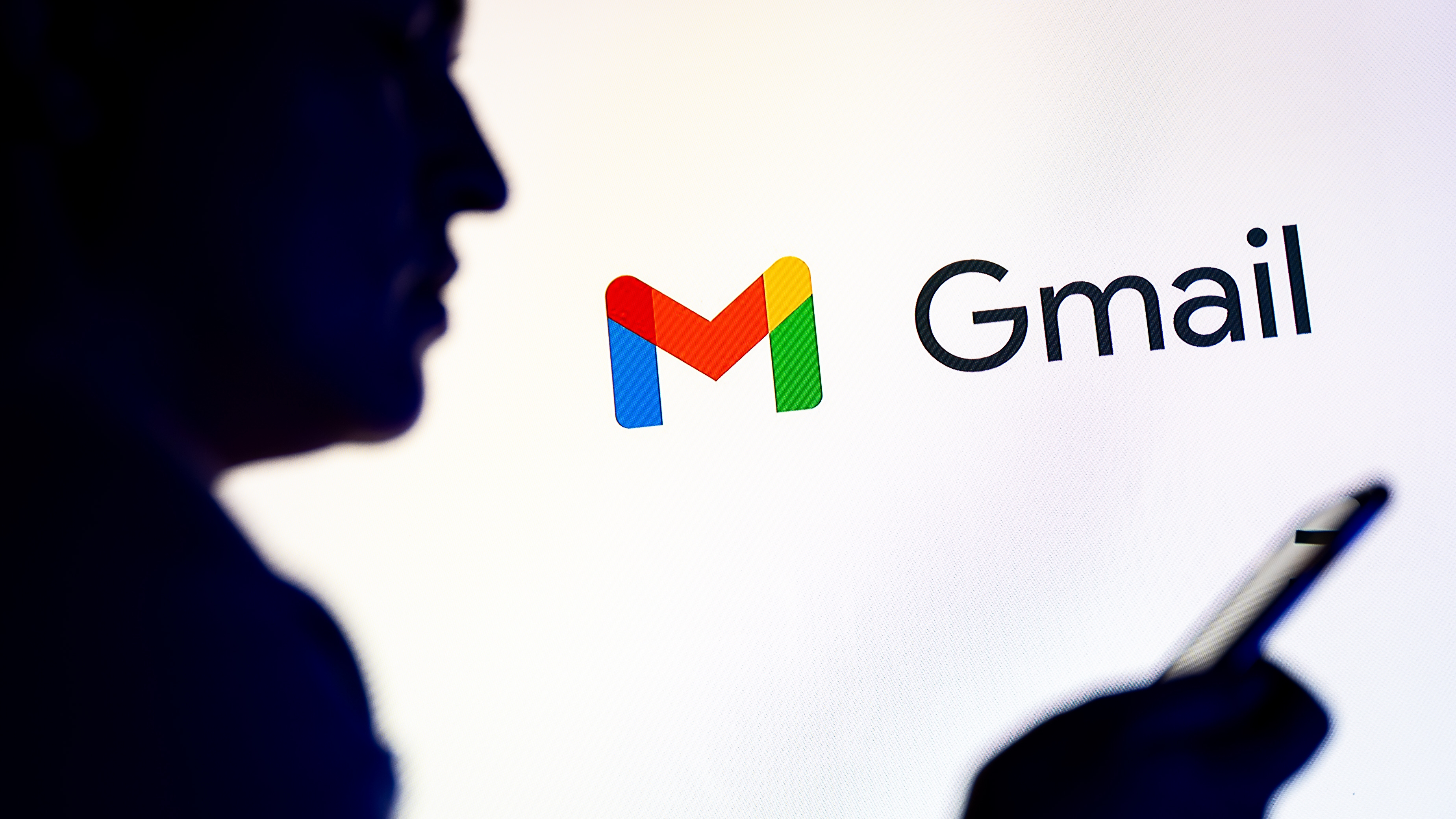 Gmail logó emberi sziluettel