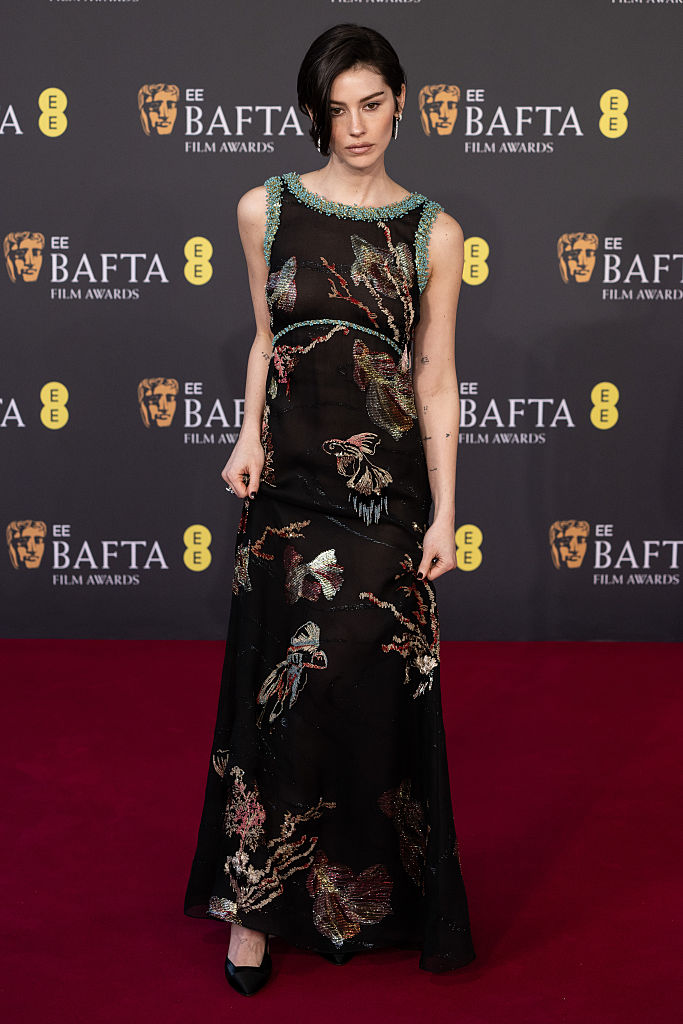 Gracie Abrams a 2026-os BAFTA-gála vörös szőnyegén