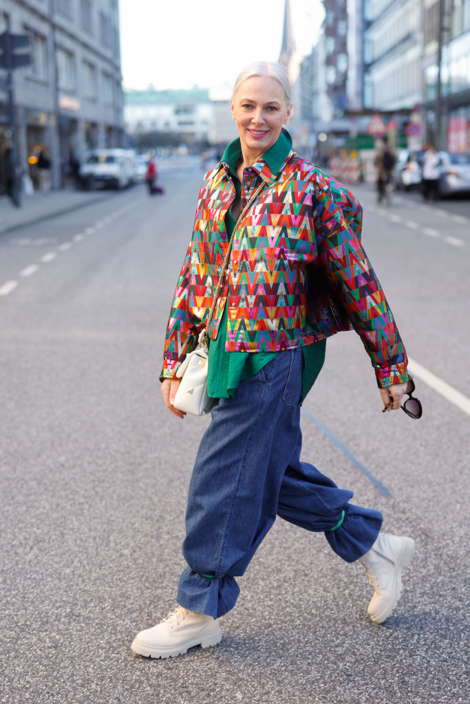 Grafikus mintát viselő nő az utcán