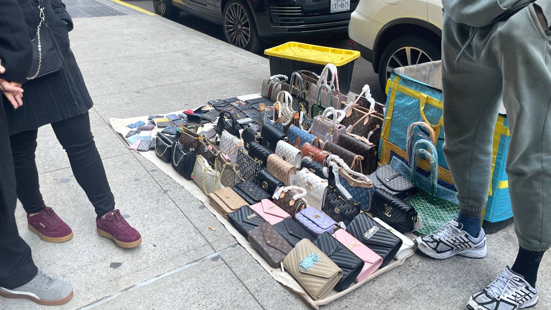 200 ezer hamisított termék 42 millió euró értékben, 4 hektáron: lebuktatták a „hamisítás templomát”