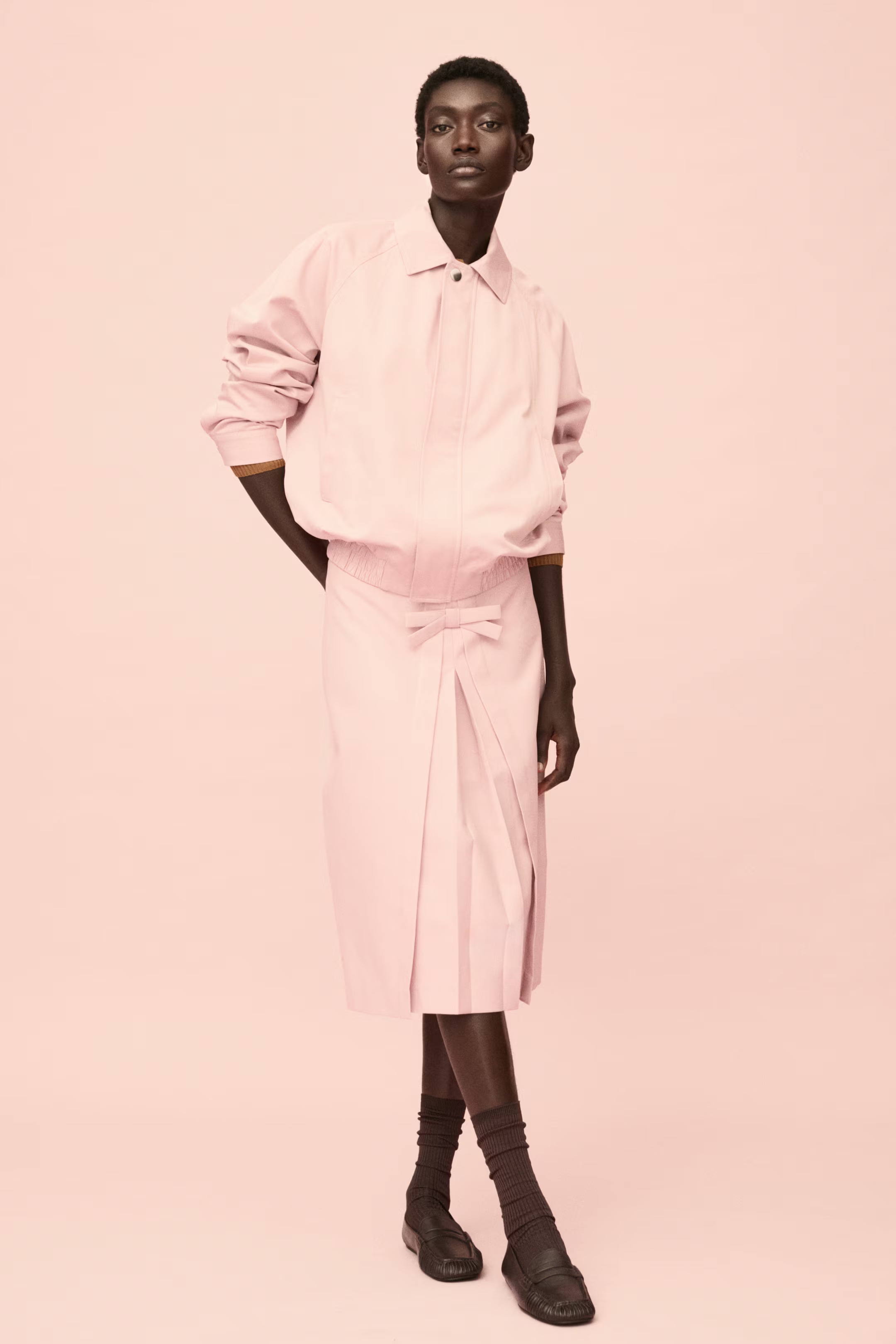 Pasztellszínű bomberdzsekit viselő modell