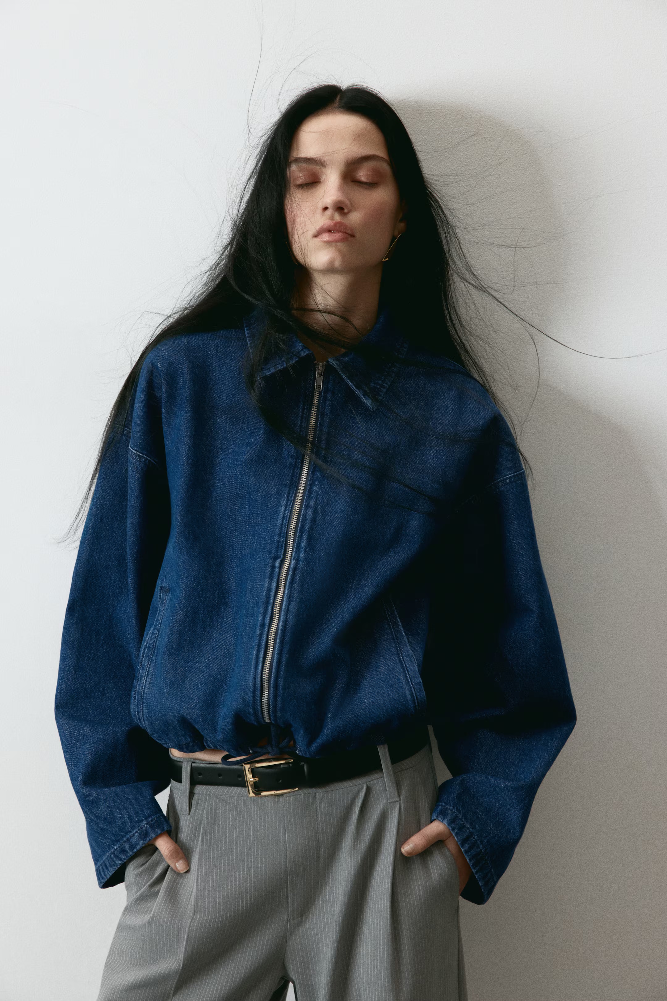 Sötétkék farmerdzsekit viselő modell