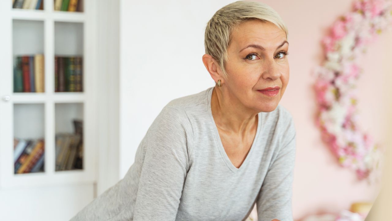 Ezek a felsők éveket fiatalítanak 50 felett – optikailag karcsúsítanak is