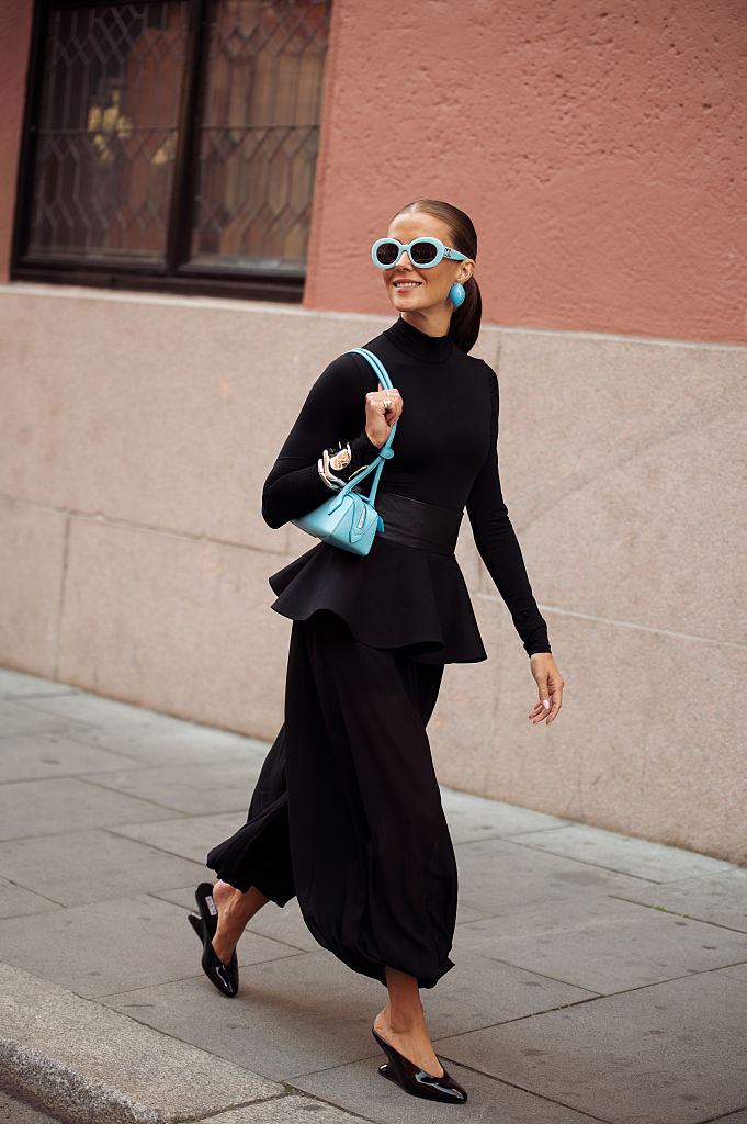 Ballon nadrágot viselő nő az utcán