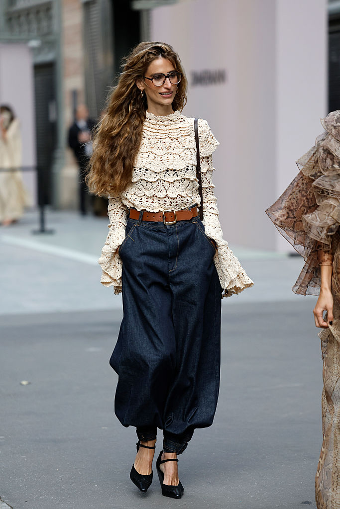 Ballon nadrágot viselő nő az utcán