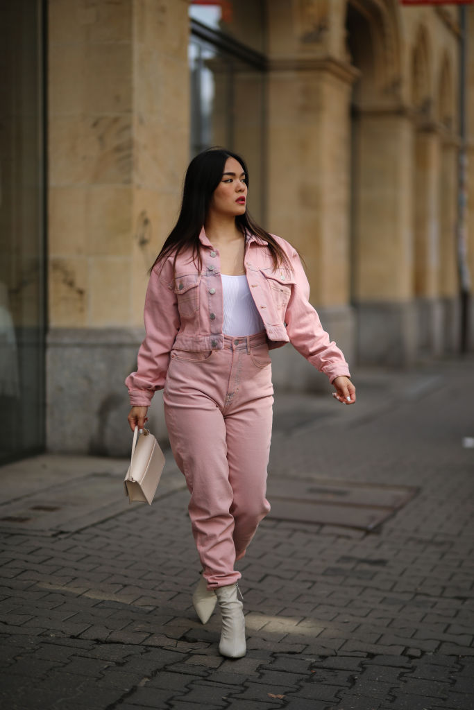 Rózsaszín farmert viselő nő az utcán