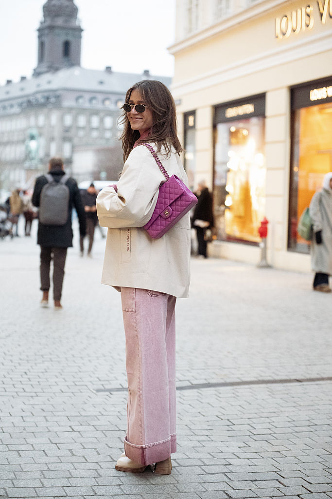 Rózsaszín farmert viselő nő az utcán