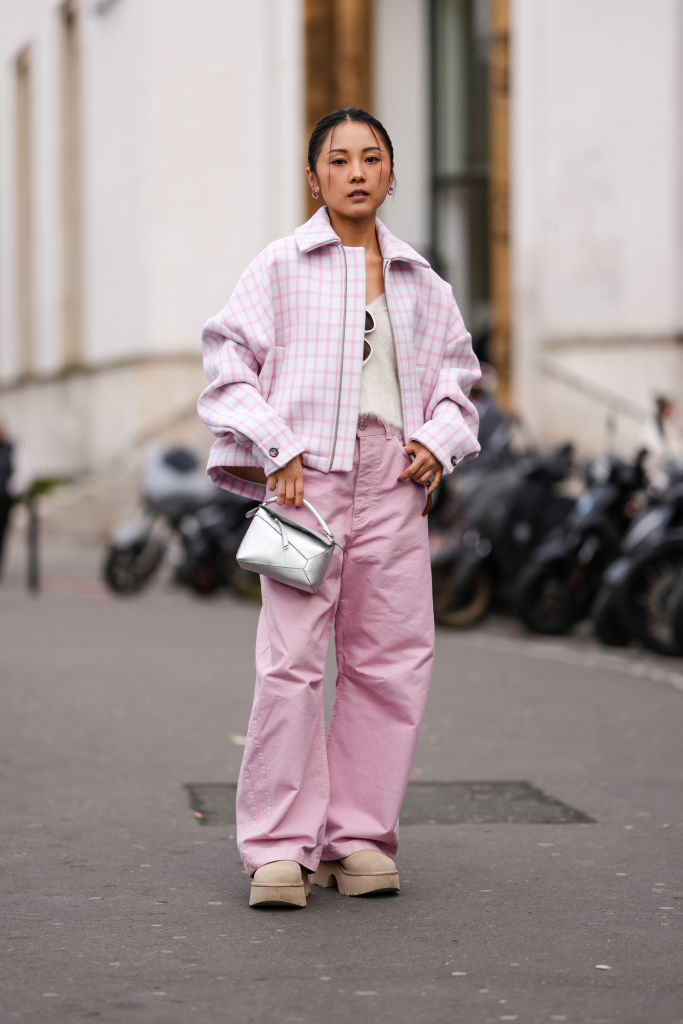 Rózsaszín farmert viselő nő az utcán