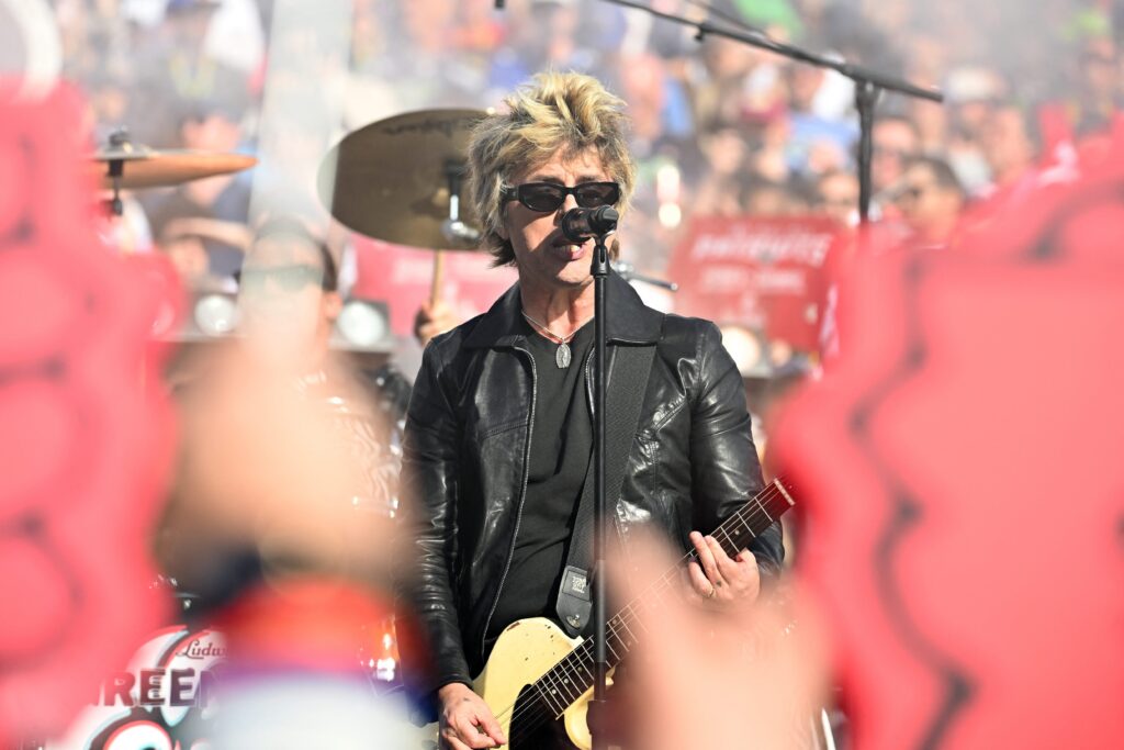 Billie Joe Armstrong, a Green Day frontembere a Super Bowl megnyitóján. (Fotó: JOSH EDELSON / AFP)