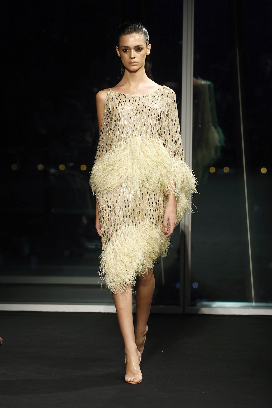 Julien MacDonald 2026-2027 őszi-téli kollekció egyik modellje