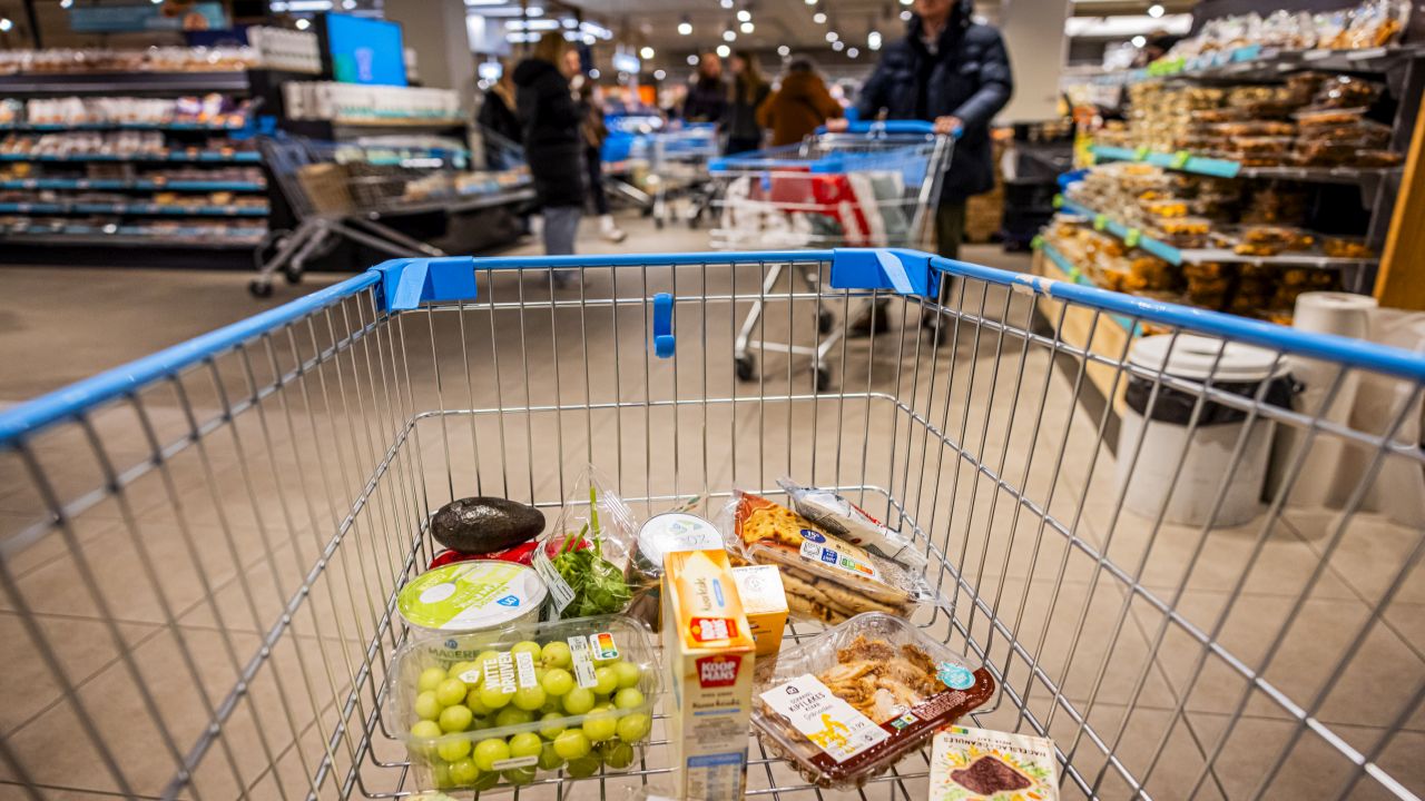 30 év után, mondvacsinált okból rúgtak ki egy pénztárost – egy ország háborodott fel