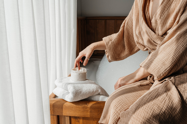 Krémbe nyúló hölgy a fürdőkádon ülve